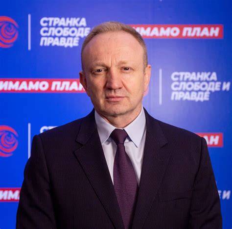Dragan Đilas outlining economic policies during a press event