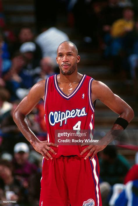 Ron Harper dribbling the basketball for the Clippers