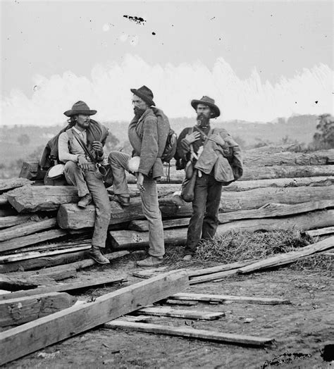 Soldiers in Confederate uniforms fighting at Gettysburg