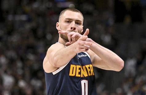 A tense playoff game between the Denver Nuggets and Seattle SuperSonics.