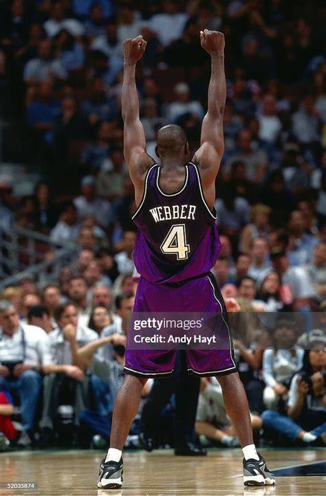 Chris Webber making a strategic pass to a teammate.