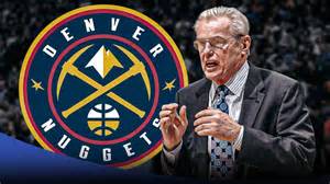 Doug Moe giving instructions to the Denver Nuggets players.